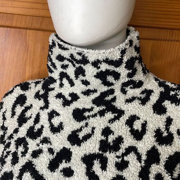 UGG Leopard Print Turtleneck Pullover Sweater Large - Picture 5 of 7